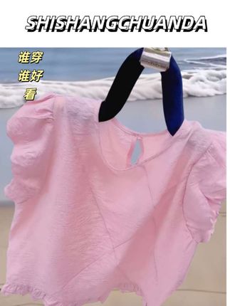 谁穿谁好看 #抖音热点宝 #石榴碟小姐cos妆 #漂泊小南cos 自带少女感的小衫谁懂啊💕, 谁还没件甜妹小衫!柔粉色超显白,泡泡袖+荷叶边,娇俏又减龄~ 面料轻薄透气,夏天穿巨舒服!搭短裤、半身裙都绝,一键解锁青春氛围感,喜欢甜美风的姐妹闭眼入👇