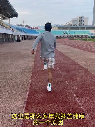 田径场跑跳训练,训练弹跳不可少的内容,不知道怎么训练的小伙伴可以照超#石一童二代 @石一童超级球鞋工厂