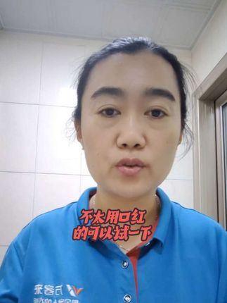 平时不太用口红,嘴唇又比较干的姐妹,可以试一下这个罗兰女王的变色口红,保湿水润,抹上之后会随着嘴唇的温度而变化,自己一直用的,也是一款很喜欢的奥#罗兰女王变色唇膏 #罗兰女王