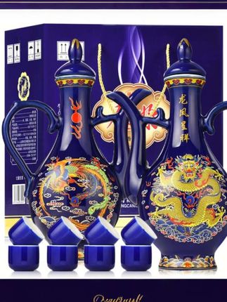 谁懂啊!龙凤呈祥这款夜光瓶原浆酒直接戳中送礼和自饮的心巴!景德镇定制陶瓷瓶身太有料,一面飞龙霸气、一面凤凰灵动,白天是东方美学摆件,夜晚吸光后亮起超酷炫,摆在酒柜或宴席上都自带焦点。53度黄金度数正合适,纯粮酿造清香型酒体,开瓶就飘着粮食香,入口绵柔顺滑,回味还有淡淡甘醇,长辈喝着舒坦,同辈品着对味。不管是婚宴添喜、家庭聚会,还是中秋送长辈、日常小酌都超适配,现在礼盒装还划算,买一送一配同款小酒杯,送人体面自用惬意,每一口都是藏在酒里的吉祥祝福。#龙凤呈祥夜光瓶酒 #纯粮酿造白酒 #送礼走心好物 #中式美学酒具