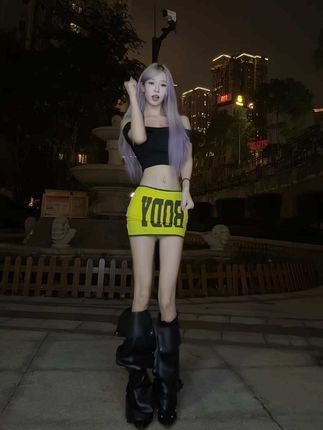 谁知道旁边一群小孩哥围观
