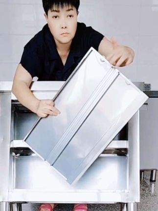 304不锈钢厨房专用操作台,厨房组装操作台,整体不锈钢材质的,厨房家具,厨房操作台,需要的点击视频左下角小黄车下单。