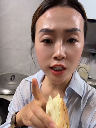 姐妹们,爆热天气你们心心念念的草锅锅贴饼又开始给你们做啦#我的乡村生活