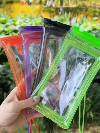 不会还有人去海边、水上乐园不用手机防水袋吧!这款防水袋,密封强滴水不漏,高清触屏灵敏,水下拍照超方便。挂脖设计解放双手,结实耐用不变形。玩水想拍美照、记录精彩瞬间,有它就够!#手机防水袋 #防水袋 #透明防水袋 #携带方便 #美观实用