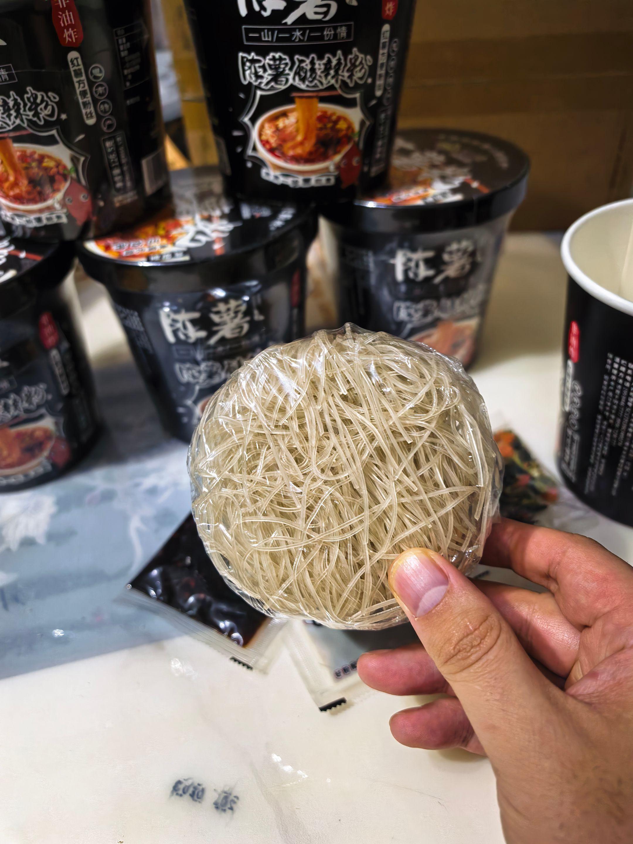 🍜 热卖爆款1500w单!陈薯黑金版纯红薯酸辣细粉,126.5g*6桶,速食美味,一口辣爽,满足你的味蕾!#美食推荐 #速食新宠 #酸辣过瘾 快来尝尝吧!🥢