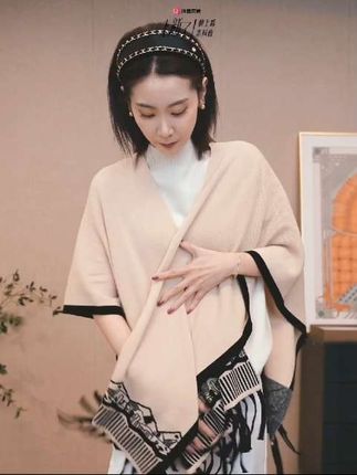 CHENSMCHEN 100绵羊毛时尚复古流苏百搭披肩CSS8102WL#时尚周 #知性美 #优雅穿搭 #氛围感拉满 #温柔系穿搭