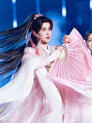 好大的风,好美的小雨滴,浪漫泡泡里的桃花仙子#刘宇 #古装 #惊艳瞬间  #画中游 #刘宇画中游