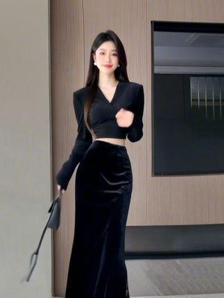 高腰开叉设计,完美展现身材比例,金丝绒材质尽显高级质感✨。无论是日常通勤还是晚宴聚会,这条裙子都能让你成为焦点 dresses #时尚穿搭 #气质必备