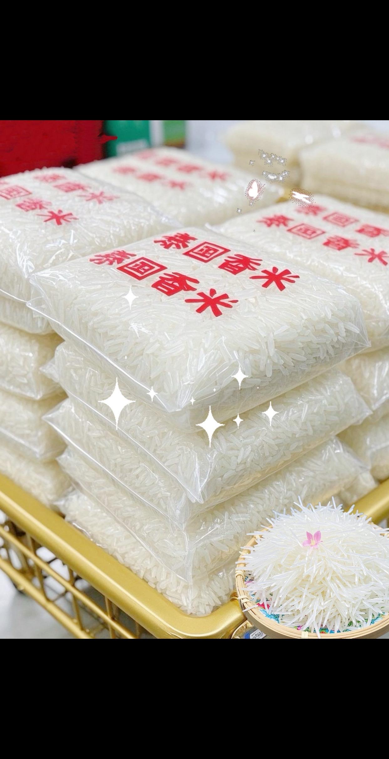 一尝就爱上,连挑食的毛孩子都追着要的「人间好米」,终于寻得! 泰国猫牙茉莉香米,堪称米中绝品。每一粒皆修长匀净,裹着天然莹润的光泽,恰似将月光下的碎钻撒入瓷碗,亮眼动人。蒸锅一开,茉莉的清甜与稻米的醇香便缠缠绕绕钻进鼻腔;入口是软糯里藏着恰到好处的嚼劲,清甜米香在舌尖缓缓漫开—软而不糜,粘而不腻,即便空口吃,也能轻松炫下两大碗! 自遇这袋宝藏米,家里的干饭热情都高涨了几分。无论老人孩童,还是味蕾挑剔的「品鉴家」,尝过之后,都忍不住争相安利!#大人孩子都爱吃#长粒香大米#妈呀太香了#好吃到停不下来#猫牙米