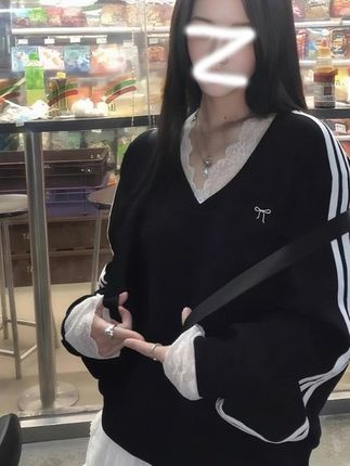 韩系简约秋季V领卫衣长袖女蕾丝刺绣拼接外套时尚设计感上衣#夏季穿搭 #今日穿搭 #懒人必备 #女装 #牛仔裤