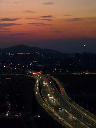 刚才下班开车等红灯的时候,电台里突然放起叶倩文的《珍惜》,主持人随口聊了一句:人到四十,还会不会真心喜欢上一个人。
是啊,身边人总说:都四十岁了,还谈什么喜欢不喜欢,不就是搭伙过日子,安稳最重要吗?
二十岁的喜欢,是轰轰烈烈;
三十岁的喜欢,是合适安稳;
四十岁还敢动心,在别人眼里,反倒成了不切实际,甚至有点“不懂事”。
可只有走到这个年纪才懂:
四十岁的喜欢,才最真,也最沉。
二十岁的心动,是荷尔蒙上头,看一眼就满心欢喜,说爱就爱,说散就散。
三十岁的选择,多了现实权衡,看条件、看未来、看能不能一起扛生活。
到了四十岁,什么场面没见过,什么委屈没咽过,早就把心裹得严严实实。
不会再轻易冲动,不会再盲目奔赴,更不会随便交付真心。
可偏偏就是这样一个你,
在开车路过熟悉的路口,
在电台响起某一段旋律时,
还是会突然想起一个人。
会在心里劝自己一百次:算了,别想了,都这岁数了,安稳点吧。
可还是忍不住惦记,忍不住回头,忍不住心软。
四十岁的喜欢,不是一时冲动,是明知不可为,还是缴械投降。
不是寂寞找寄托,是看过人性复杂、经历世态炎凉之后,依然愿意为一个人动心。
叶倩文在歌里唱珍惜,
年轻时听只觉得旋律好听,
四十岁再听,才听懂里面的无奈与认真。
年轻时不懂珍惜,总以为来日方长;
四十岁才明白,遇见已是难得,动心更是奢侈。
这把年纪还愿意喜欢一个人,不是老了糊涂,是心还没死,还愿意相信温柔,还舍不得错过。
#熟悉的城市 #返程夜景 #珍重叶倩文粤语版 #电台情歌