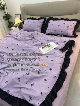 谁能拒绝带紫蝴蝶结的公主床? 黑花边勾勒出细腻仪式感,每天睡前都像拆一份浪漫礼物,让小空间也能装下满满的少女情怀