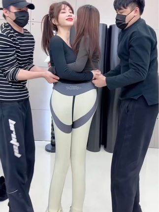 你没有理由拒绝这条#鲨鱼裤 塞2个人依然显瘦不变形,紧实还不勒,冬天搭配洋气更有型!#显高显瘦显腿长 #鲨鱼裤真心好穿