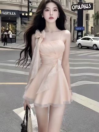 #无限回购的宝藏单品 #上热门话题🔥🔥🔥 时尚氛围感甜美风少女感粉色一字肩吊带收腰设计感连衣裙气质短裙#显瘦穿搭 #高级感穿搭 #温柔仙女裙