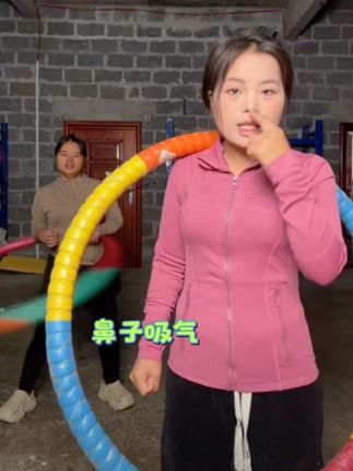 来了,跟着新林转呼啦圈减肥了🤣#抖音推广 #呼啦圈打卡 #新林夫妻#呼啦圈