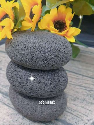 #磨脚石 #磨脚石神器 #磨脚石厂家 夏天光脚穿凉鞋,脚底粗糙、死皮老茧很尴尬?别担心,这款磨脚石搓脚神器来拯救你!它是天然火山石材质,孔洞分布均匀,摩擦力恰到好处。泡脚后用它轻轻一磨,死皮老茧轻松脱落,还不会像刮刀那样容易刮伤脚。自带挂绳,用完水一冲,挂起来晾干就行,干净又卫生。坚持使用,双脚就能恢复细腻嫩滑,自信露出脚丫!现在点击下方链接下单,轻松拥有嫩滑美足~#脚部护理 #去角质