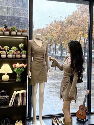 这件连衣裙太懂小个子!秋天穿长袖适配微凉天,褶皱V领显气质还藏肉,法式设计自带时尚感,夏天穿也清爽,不用费脑搭就亮眼,轻松拿捏女神范儿#法式V领连衣裙 #秋季长袖裙子 #小个子显瘦连衣裙 #时尚女神裙 #时尚连衣裙