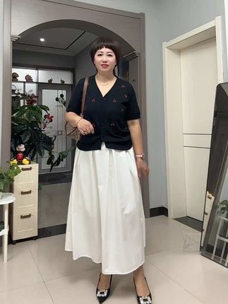 这条超火的百褶裙你一定得试试!它是高腰的设计,穿上特别显瘦,而且还有两个大口袋,很方便。它还是这种百褶的设计,走起路来很飘逸#爱了爱了 #太喜欢了