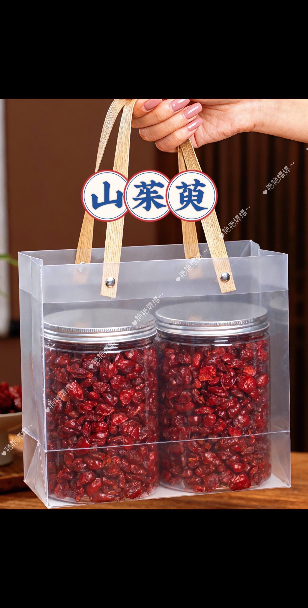 【山茱萸:自然晾晒的养生瑰宝,为生活添一抹健康底色】 一颗颗山茱萸如红宝石般饱满鲜亮,在竹篮的映衬下更显天然纯粹。经自然晾晒保留的不仅是诱人色泽,更是其丰富营养与本真滋味。 无论是日常泡水,让淡粉色茶汤在杯盏间晕染出养生仪式感;还是搭配食材烹饪,为菜肴注入独特风味与健康价值,它都能完美适配。 这份来自自然的馈赠,以其质朴却出众的质感,为追求生活美学与健康理念的你,#优质农产品#山茱萸#山茱萸肉#山茱萸泡水的正确方法#山茱萸吃了有什么好处@抖加🔥上热门🔥dou+🔥热点宝 @DOU+上热门
