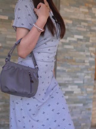 吉尼斯袋鼠真皮质感小包女士新款包手提式单肩斜跨包妈妈包婆婆包#DOU上热门@DOU+小助手 #抖音推广 #单肩包 #手提包 #好不好看你们说了算