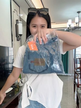 秋天来了,儿子的秋款牛仔裤长裤赶紧安排上,这款一眼就相中,面料柔软舒适又亲肤,宽松的版型穿着舒服也不勒,款式洋气又百搭,关键是质量贼好了,才这个价,赶紧冲#童装 #面料柔软舒适 #百搭裤子