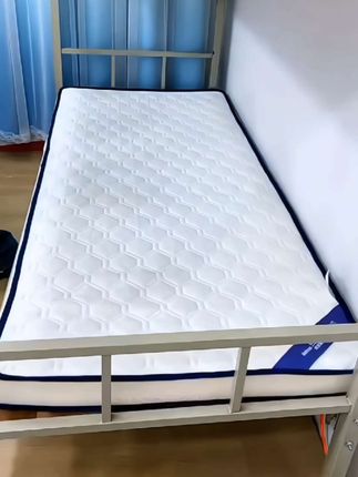 宿舍乳胶记忆床垫,贴合身体曲线,承托整夜温柔,乳胶记忆棉将压力化作云端般的包裹感,让每一次入眠都是深度放松的疗愈#乳胶床垫 #柔软舒适#好物推荐🔥
