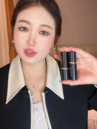 宝子们,谁懂啊!这颜色也太美了,你就涂一次管一天,不用老不口红。#欧莱加不沾杯口红 #不沾杯不掉色 #口红推荐