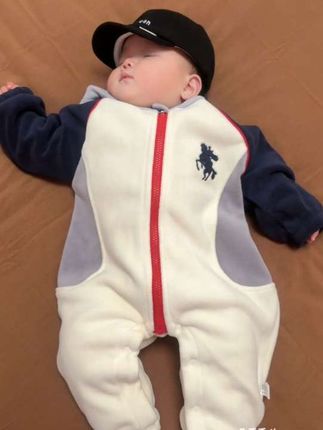 这一年 遇见你 甚喜之 这世界乱糟糟 而你就是妈妈的那束光 我们的浪漫藏在一日三餐 朝夕相伴中 我永远享受养育你的过程 享受陪伴你长大的幸福 望你一生平安 健康快乐 #当妈妈后#我的男孩#秋冬穿搭#萌娃穿搭#人类幼崽