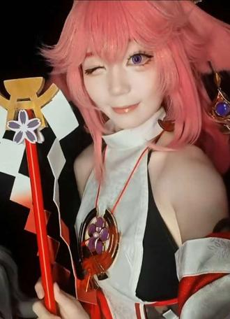 他只是拿着尺子在墙角比划。。。 #原神 #八重神子 #cosplay @海苔不吃桃