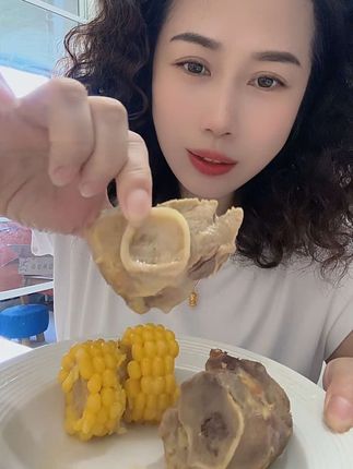 如果你爱吃排骨,那一定要试试这个筒骨,它的肉质比排骨更多更紧实,也更好吃。它是纯筒骨,没有碎骨,而且是新鲜的筒骨,不是冻货,买回家后用清水焯一下,再加葱姜炖两个小时就能出锅了,满屋都是香味,吃起来既美味又放心。喜欢的朋友赶紧下单吧!