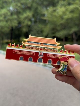谁懂啊!这枚冰箱贴把家国情怀焊在生活里了,金属质感超绝,拿在手里沉甸甸的很有分量。#纪念章 #冰箱贴#不忘初心 #热爱祖国 #我爱我的祖国