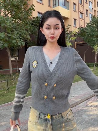 #格雷系穿搭 真的好高级#穿出高级感 #时髦精 就这个#假两件 今天一穿感觉自己好美啊 好有气质 学院风的设计还巨减龄#秋冬必备