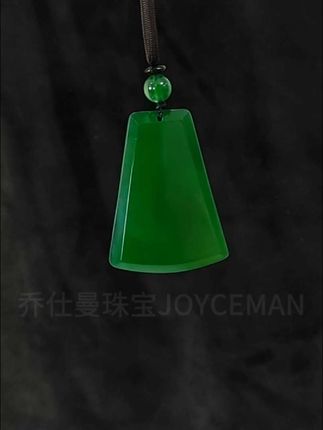 【臻品典藏|天然阳绿冰透无事牌】 取材天然玉料,凝萃阳绿之韵,色如初春新叶,鲜活欲滴;质若寒冰初凝,通体冰透莹润。以高级工艺精琢而成,形制简约却气场非凡,光华内敛中透出深邃贵气。 无事牌寓“平安无界”,乃君子之配,男女皆宜。佩戴于身,似携山水清朗之气,于重要场合从容展露风骨,亦于日常中静守心安。藏天地灵秀,载岁月从容——此牌不仅是珠宝,更是传世之雅器。 ——愿一方美玉,佑一世平安清宁。#中秋礼物 #国庆礼物推荐 #无事牌玉坠 #实物拍摄 #时尚搭配