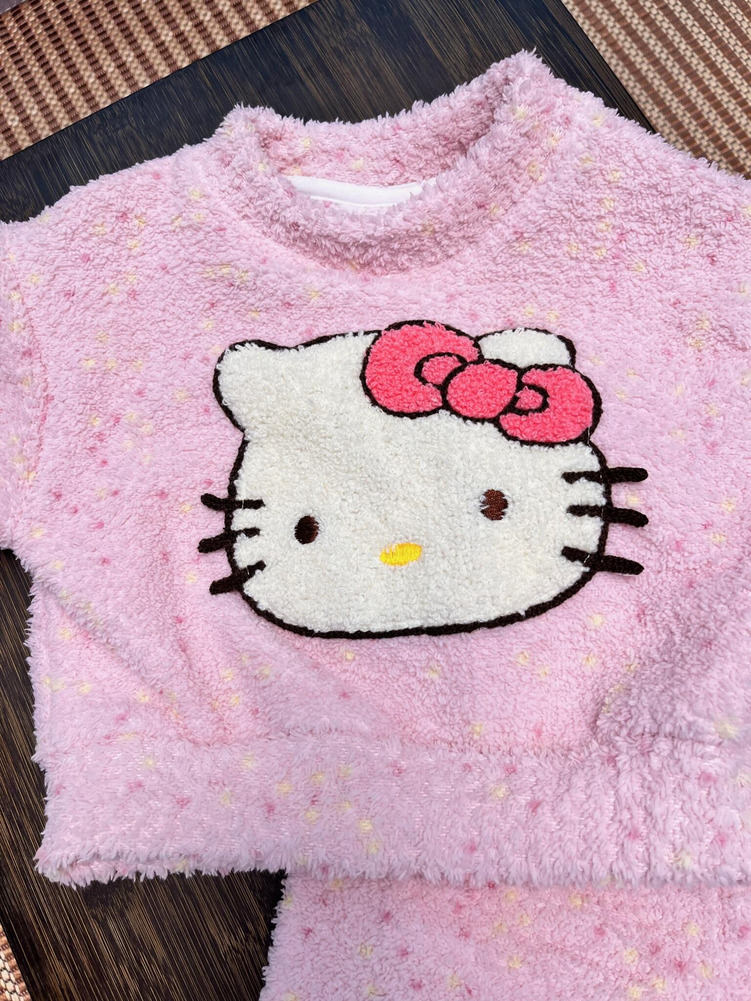 托女儿的福,俺也穿上童装啦。这套亲子毛绒绒是我拆吊牌最快的一次!! 托女儿的福,穿上童装了 真的太舒服啦,软乎乎的,我超爱!!!面料还是 A 类婴幼儿的标准,亲肤感拉满了~ #要穿就要穿亲子装#毛绒绒的秋冬#秋冬就要毛茸茸#秋冬保暖睡衣#亲子睡衣推荐@抖加🔥上热门🔥dou+🔥热点宝