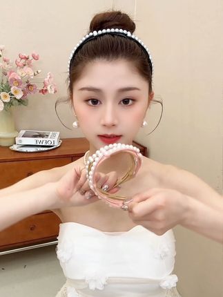每次出门我都要带一个折叠发箍,携带方便不占地方#头饰发饰 #碎发整理神器 #美出高级感 #折叠发箍 #发箍这样戴好美