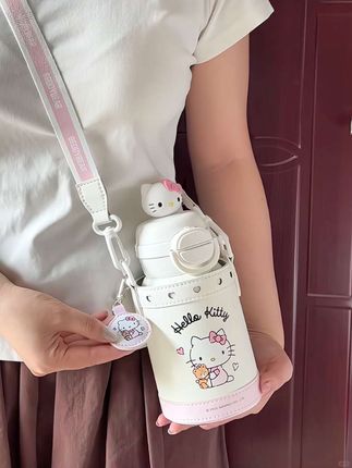 少女心爆棚的Hello Kitty保温杯来啦!2024新款超吸睛,316不锈钢内胆,安全又耐用,长效保温保冷。双饮设计超贴心,吸管直饮随意切换,学生党日常喝水超方便。可爱外观搭配便携提手,出门携带无负担,谁能拒绝这只软萌水杯呢? #保温杯 #双饮杯 #双饮保温杯 #水杯 #杯子控 @DOU+上热门 @抖加🔥上热门🔥dou+🔥热点宝 @DOU+小助手 @巨量千川