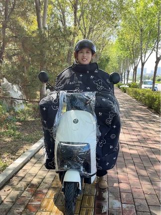 大包裹式挡风被增加了围脖和护肩,加大加厚侧翼,冬天骑车更暖和。 #冬季挡风被 #骑车必备 #户外出行 #加大加厚挡风被
