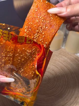 西北辣子辣条组合,三种款式裹满芝麻辣椒,辣得过瘾,9.9元3包超实惠,秒回童年!#西北辣子辣条 #辣条 #童年零食 #零食