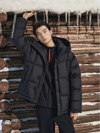 #高品质羽绒服 #品牌男装 冬天怎么能少了一件时尚又保暖的羽绒服呢?这件太平鸟羽绒服真的太帅了,穿上它出门回头率超高!而且它的面料防风又抗寒,让你在这个冬天不再惧怕寒冷