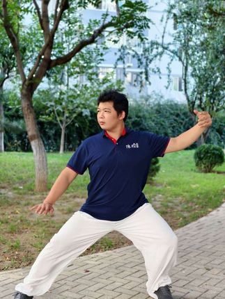正值教师节 ㊗️所有的老师们节日快乐 也谢谢各位拳友的教师节祝福! 能和大家一起在拳架中感受松沉、 在推手间体会圆活,是我最开心的事。 愿我们都能在太极里收获健康与平和。 #教师节 #太极拳教学 #陈氏太极拳家传功夫架 #非遗