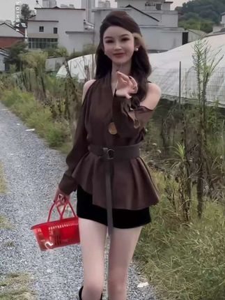 【套装】秋季氛围感别致不规则收腰露肩气质V领衬衣+短裤送腰带女@#辣妹穿搭 #气质女神穿搭 #又酷又飒 #青春活力 @大漂亮郁姐 @抖加🔥上热门🔥dou+🔥热点宝
