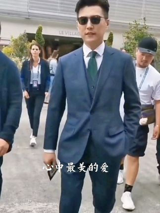 靳东 #靳东#靳东男神#机场穿搭 #快来围观 #路人视角@抖音创作灵感@抖音创作小助手