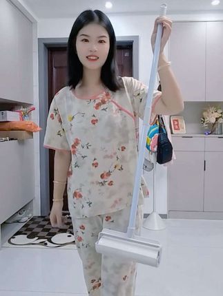 这个滚筒可撕式大号加长 除尘粘毛器太好用了!床上、沙发上、衣服上 地上,哪里需要粘哪里!一滚一撕干净又方便#居家好物 #生活好帮手 #粘毛器 #粘毛器可撕式滚筒