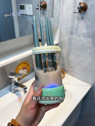 这个化妆刷自动清洗桶简直是我这种懒人福音!可不要忽略了化妆刷大粉扑的清洁,烂脸它们也有一份功劳啊!#电动清洗工具 #化妆刷清洗 #粉扑清洗 #烂脸 #护肤
