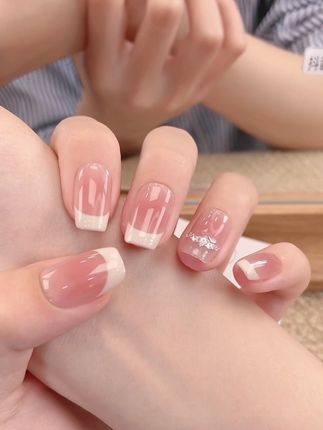 #美甲💅 #短指甲也可以这么美 #显白才高级 #想戴就戴想摘就摘 #这也太好看了