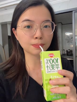 这款苹果汁真的很好喝,喝起来清甜爽口,配料干净,趁现在价格划算真的可以多囤 #好喝不贵 #饮品 #果汁