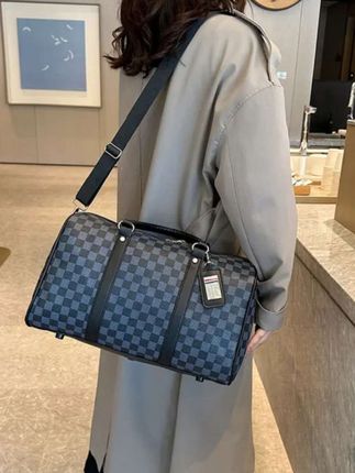 经常出门的朋友一定要有一个这样的大容量旅行包,它不仅好看,还特别实用!包包是防水的设计,就算遇到下雨天也不怕淋湿。而且它的空间很大,可以轻松放下三到五套换洗的衣服,还有各种化妆品、生活用品都能装进去,不管是出差还是旅游都非常适合背它。#单肩斜挎旅行包#大容量行李包#防水行李包#手提行李包#商务出差旅游包