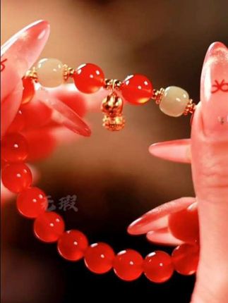 手链赛道文案素材 - 红玛瑙手串太吸睛啦!红玛瑙珠子搭配白玉珠,还有精致小吊坠 戴上气质直接拉满,日常搭配超好看!#礼物 #手串 #手链 #红玛瑙 #美出高级感 - 无瑕饰品作品