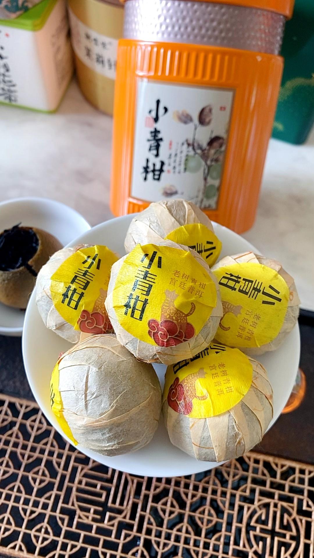 每日一茶✌🏻✌🏻✌🏻来自广东新会小青柑加上云南普洱茶融合在一起,一次一颗冲泡也比较方便,茶汤红浓透亮滋味醇厚顺滑,你也快来试试吧#小青柑 #普洱茶 #新会#今天你喝茶了吗