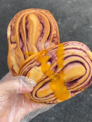 这个椰蓉紫薯面包… #椰蓉紫薯面包 #好吃到爆 #早八人 #早餐 #学生党